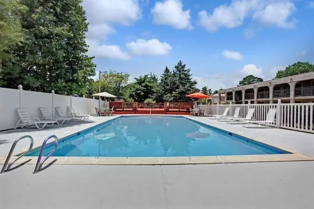 Super 8 by Wyndham Williamsburg/Historic Area - Havuz