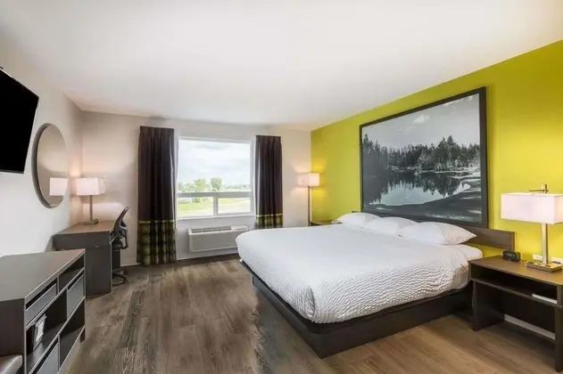 Super 8 by Wyndham Winnipeg East