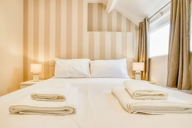 Superb 2 Bedroom Family Apartment King Size bed Ensuite Shower and Toiletries in Central Lincoln