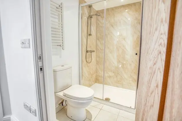 Superb 2 Bedroom Family Apartment King Size bed Ensuite Shower and Toiletries in Central Lincoln - Banyo Tipleri