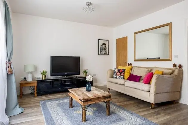 Superb 3-bed House With Parking Garden in London