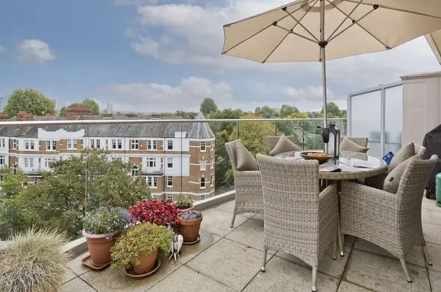 Superb Apartment With Terrace Near the River in Putney by Underthedoormat