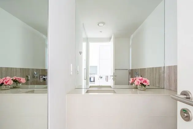 Superb And Modern 1BR on a Premier Waterfront Location! - İç Mekan