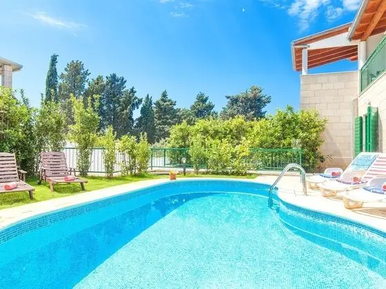 Superb Villa With Private Swimming Pool and Garden on the Coast of Croatian Island - Havuz