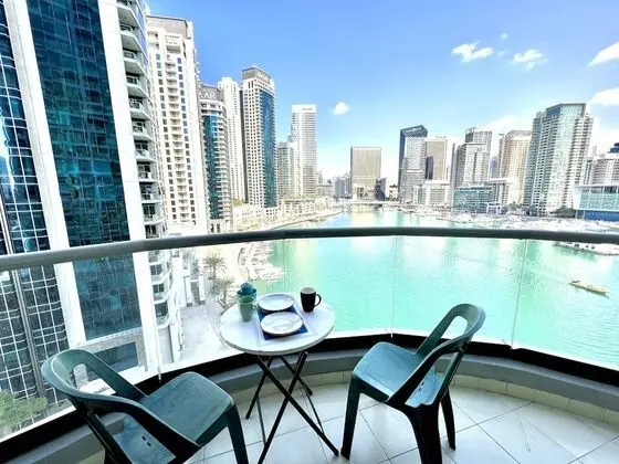 SuperHost - Float Over The Marina In This Charming Apartment