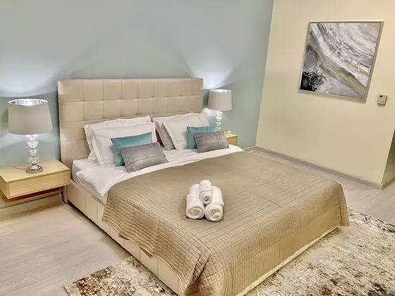 SuperHost - Lakefront Apartment Amidst Parks With Lake Access