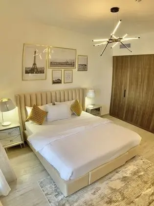 SuperHost - Lavish Condo with Burj View, Steps From Sea