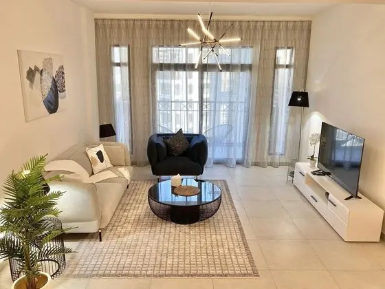 SuperHost - Lavish Condo with Burj View, Steps From Sea - İç Mekan