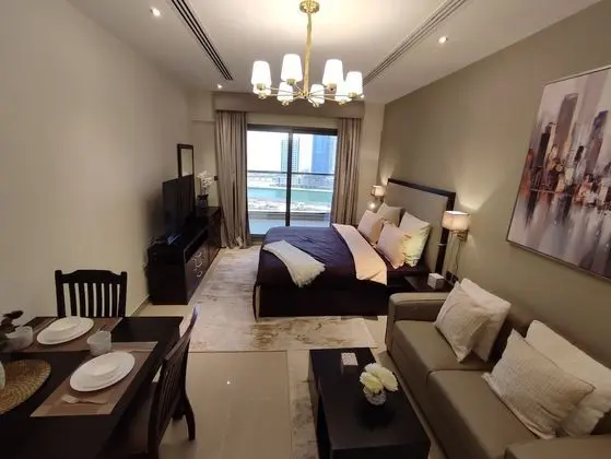 SuperHost - Sleek Studio With Canal View Near Metro