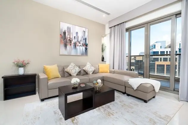 SuperHost - Spacious Apartment With Balcony Near Metro Station - Öne Çıkan Resim