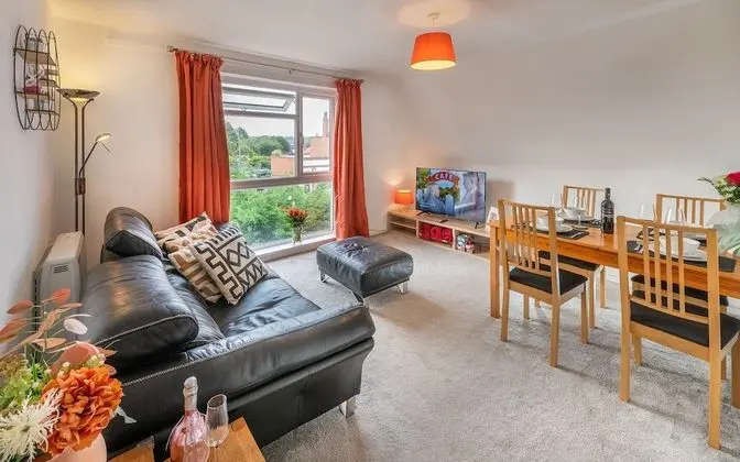 Superior 2 bed Apartment With Free Parking