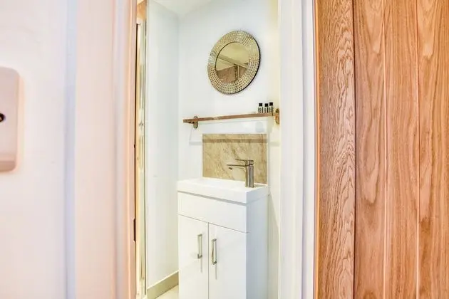Superior 2 Bedroom in Central Lincoln En-suite Shower King Size Beds Free Toiletries and Wifi - Banyo Tipleri