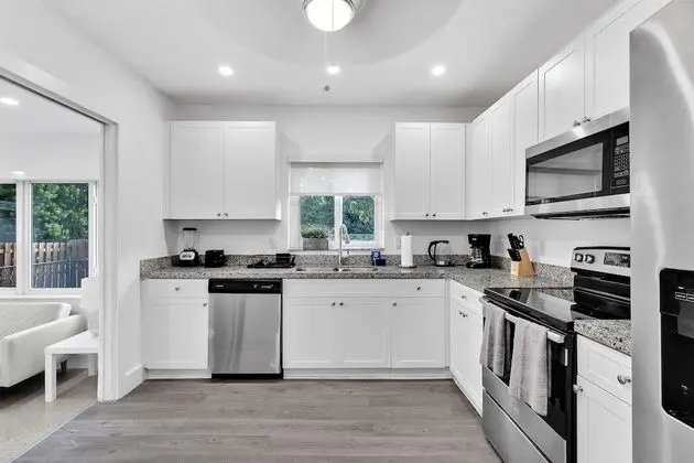 Superior Design District 3BD Home - Mutfak
