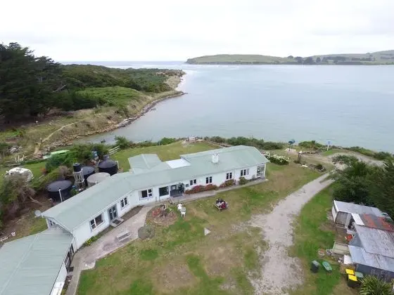 SURAT BAY LODGE BY THE SEA BACKPACKERS HOSTEL