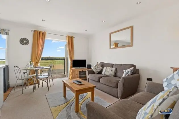 Surf Deck - Lovely Apartment Spectacular Coastal Views Short Walk to Beach