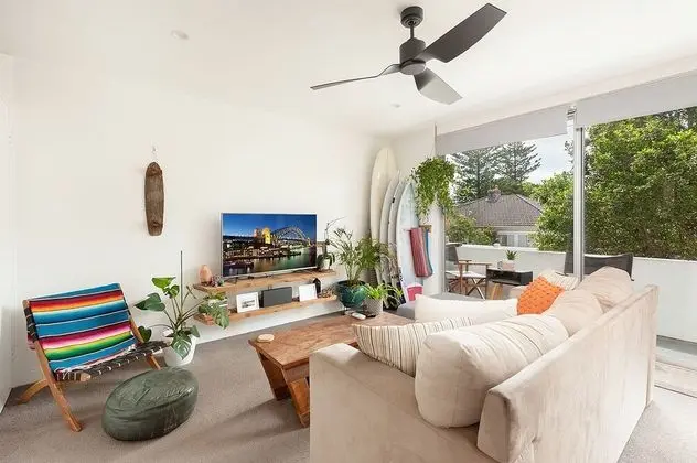 Surf Side Oasis with Balcony near Beach - Oda Düzeni