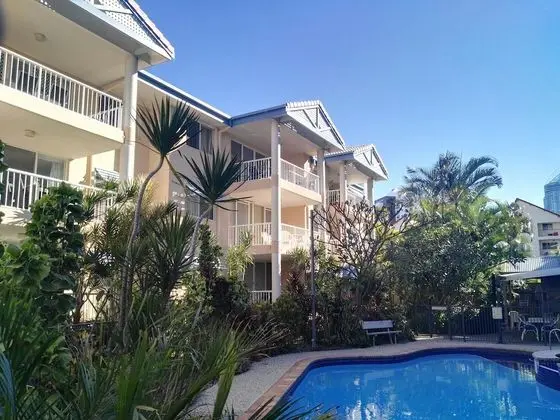 Surfers Beach Holiday Apartments - Havuz