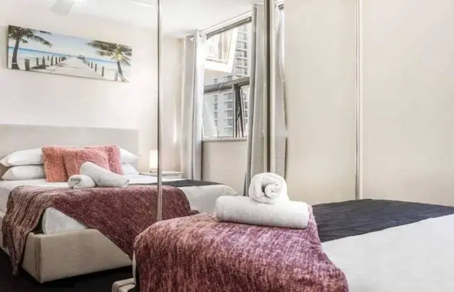 Surfers Paradise Retreat With Free Parking