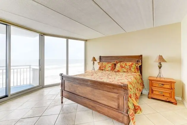 Surfside Condo 503 by Vtrips - Oda