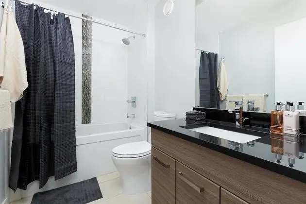 Surrey Center Cozy Condo - Banyo Tipleri
