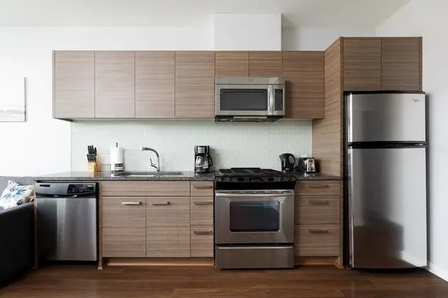 Surrey Center Cozy Condo - Mutfak