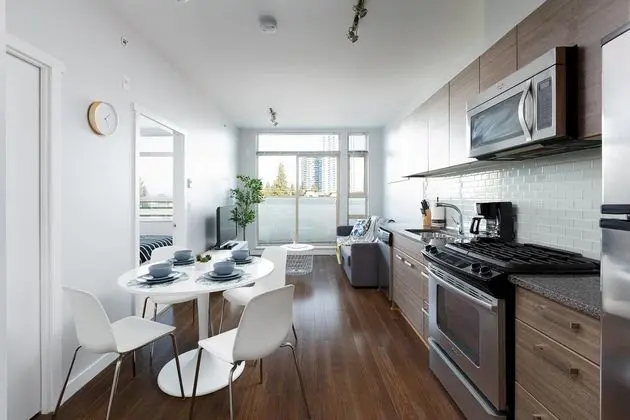 Surrey Center Cozy Condo - Mutfak