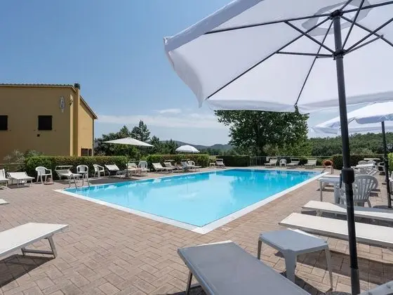 Surrounded by the Beautiful, Sloping Tuscan Landscape - Havuz