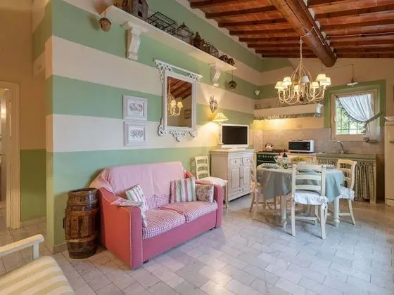 Surrounded by the Beautiful, Sloping Tuscan Landscape - Yerinde Yemek