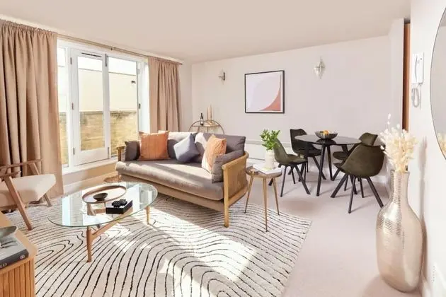 The Sussex Way Studio - Pleasing 1bdr Flat With Balcony