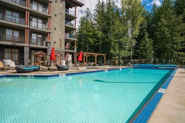 The Sutton Place Hotel Revelstoke Mountain Resort - Havuz