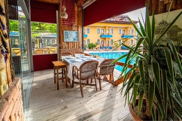 Suzanne Hotel & Restaurant