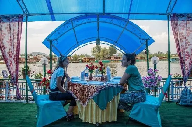 Swan Group Of Houseboats - Öne Çıkan Resim