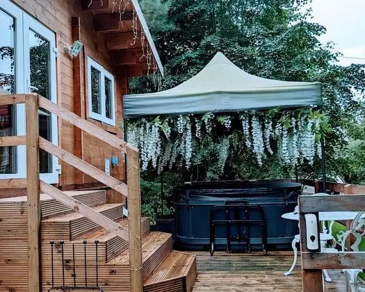 Swan Lodge With Hot Tub, Sauna and Treatments
