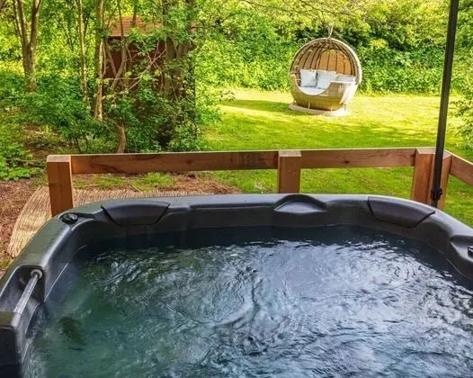 Swan Lodge With Hot Tub, Sauna and Treatments - Spa