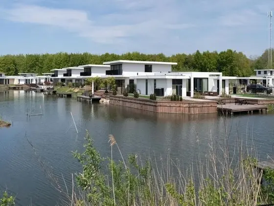 Swanky Villa in Zeewolde With Garden - Dış Mekan