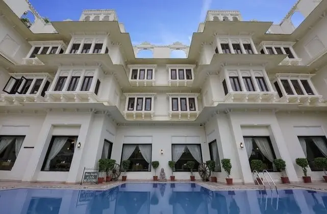 Swaroop Vilas - Lake Facing Boutique Hotel - Dış Mekan