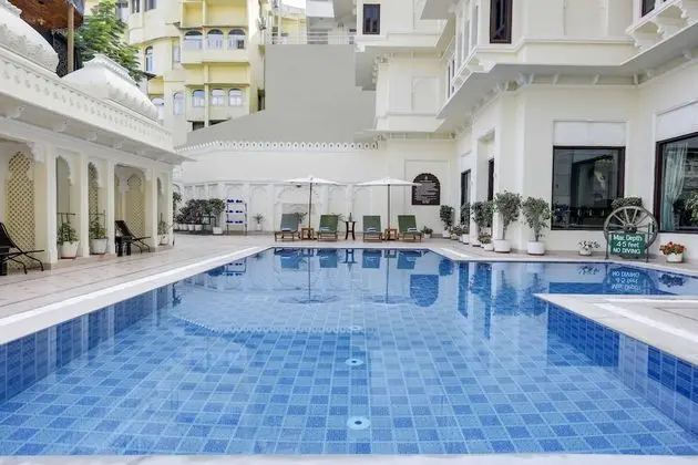 Swaroop Vilas - Lake Facing Boutique Hotel - Havuz