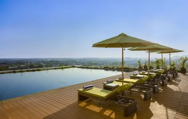 Swiss-Belhotel Solo - CHSE Certified - Havuz