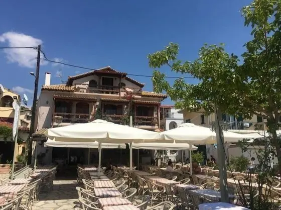 Sybota Seaside Retreat - Chique Marina Loft - Dış Mekan