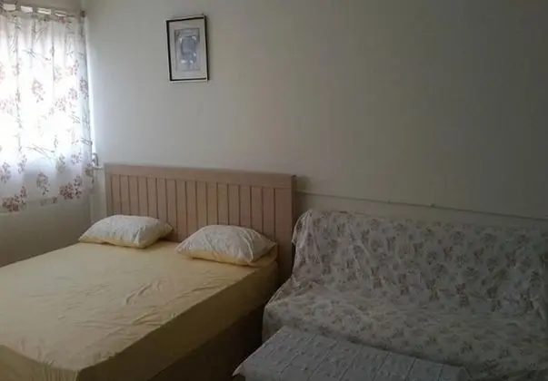 T8 Guest House Don Mueang Challenger Triple Room - Oturma Alanı