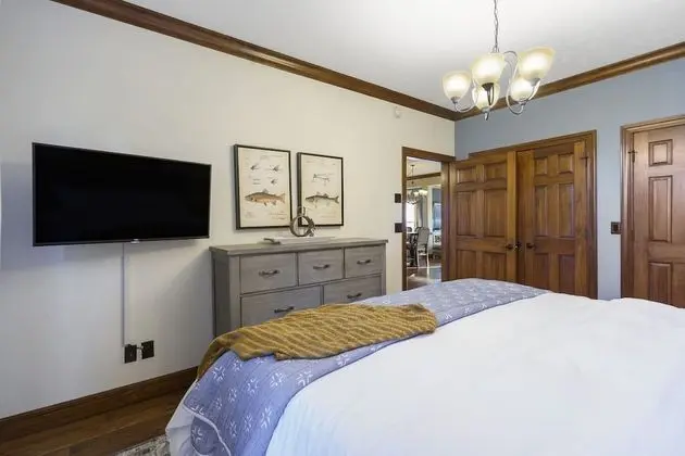 Table Rock Manor at Whitefish Bay - Oda