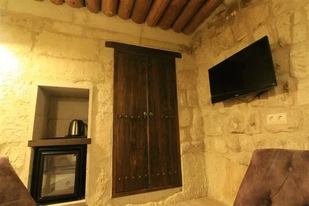 Tafana Cave Stone Lodge