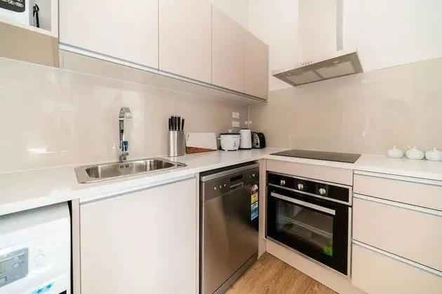 Takapuna Central Spacious & New Home 3 - Mutfak