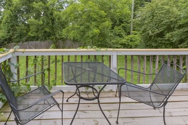 Take a Jog in Nearby Shelby Park at a Bright, Cozy Home