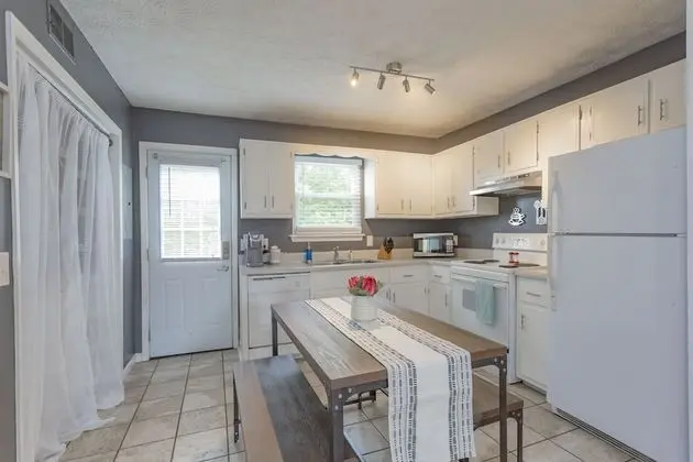 Take a Jog in Nearby Shelby Park at a Bright, Cozy Home - Mutfak