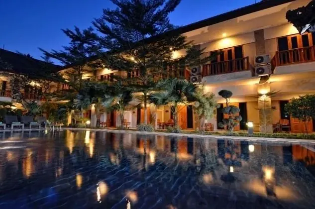 Taman Rosani Hotel - Havuz