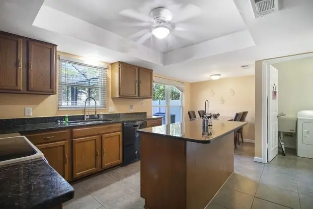 Tampa Bay- Large Pool home- Private Heated Pool! - Mutfak