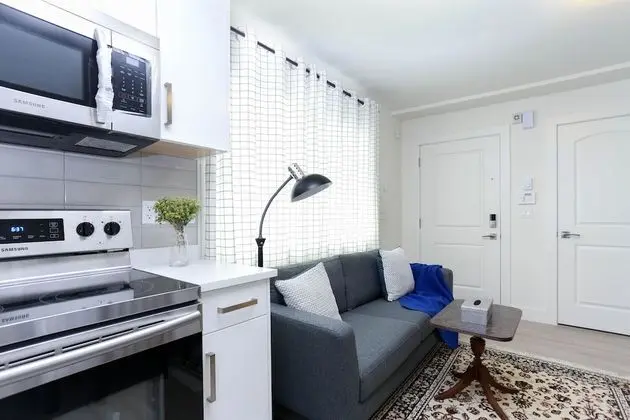 Tasteful 2 Bedroom Suite near Marine Gateway by Elevate Rooms - Mutfak