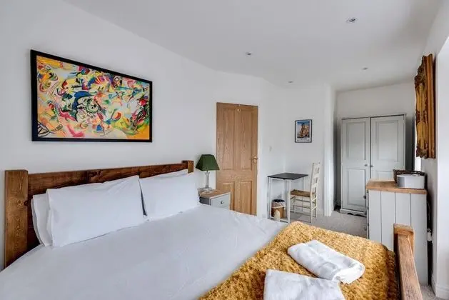 Tasteful 3-br House -private Parking Florence Park