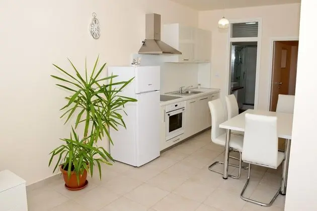 Tasteful Holiday Home in Ljubac With Landscaped Garden - Yerinde Yemek